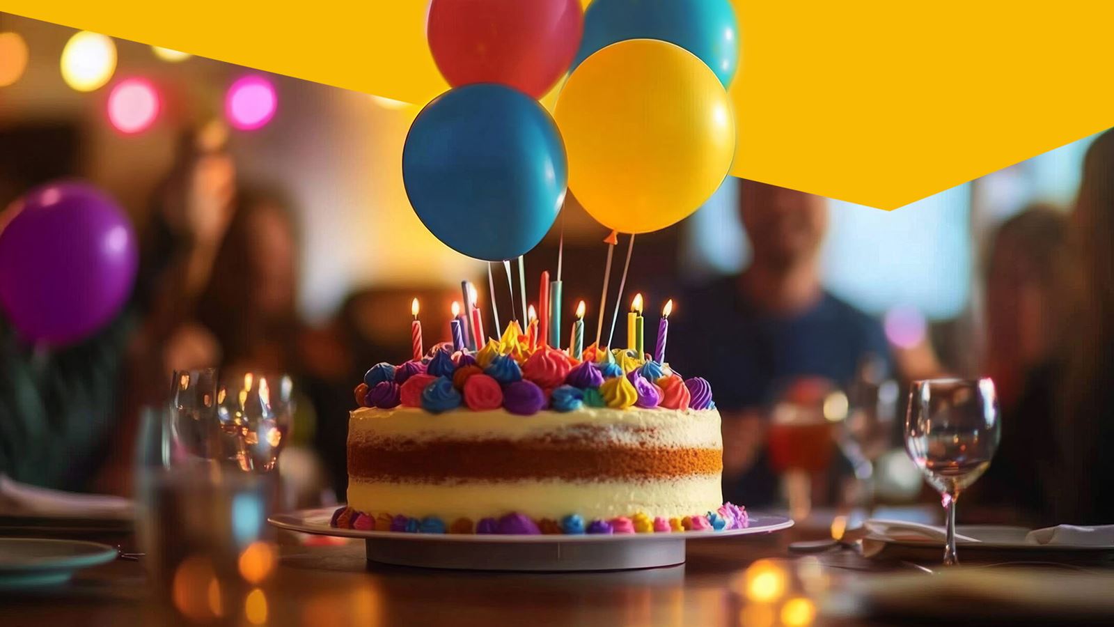 Gâteau d’anniversaire avec bougies et ballons (avec élément de design jaune au-dessus)