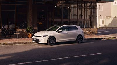 Der Golf von Volkswagen vor einem Gebäude