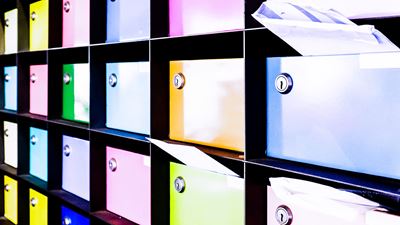 Boîtes aux lettres colorées avec cartes postales dans la boîte