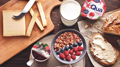 Ein Frühstückstisch mit Yoghurt, Müesli und Brot