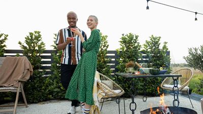 Couple fêtant dans un jardin