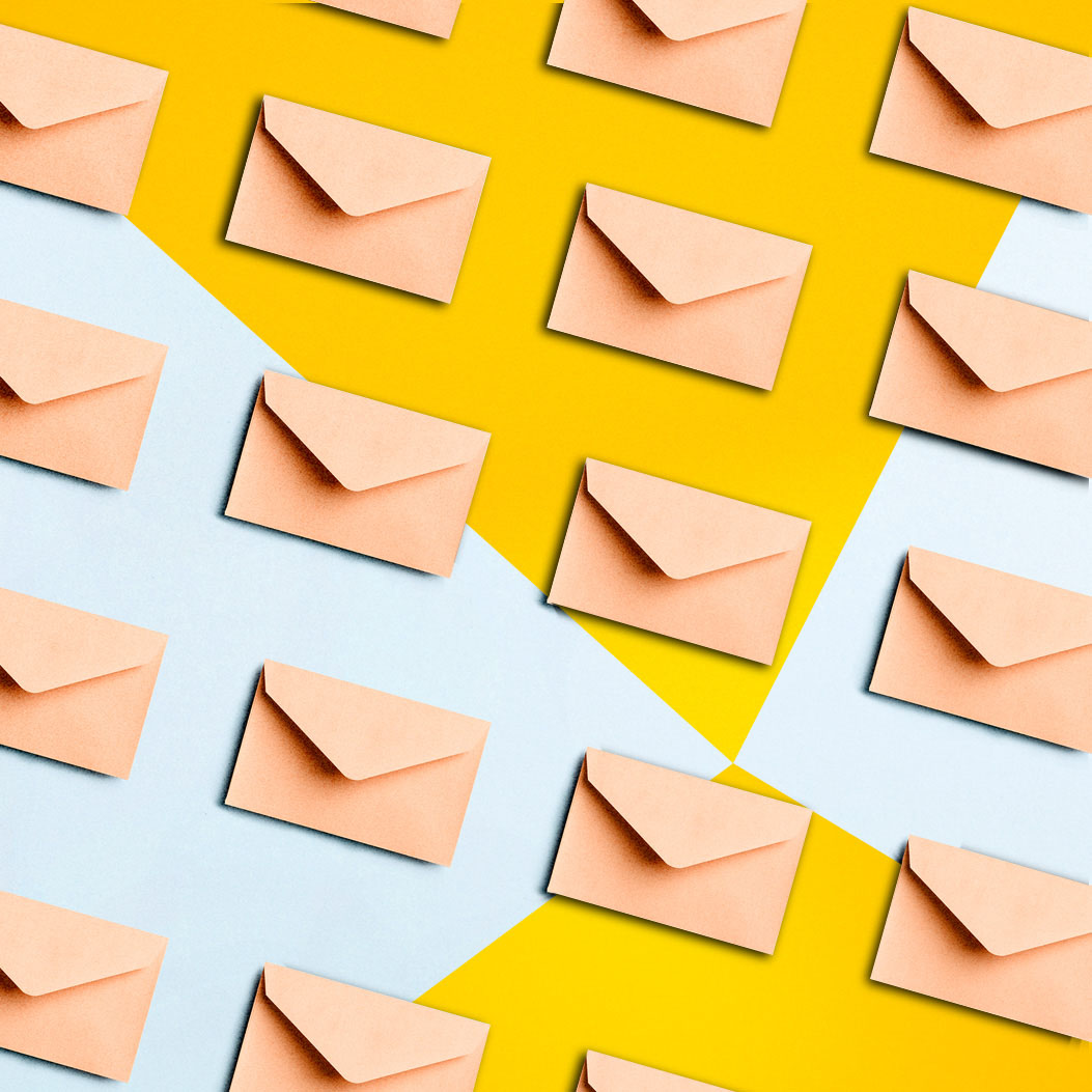 Différentes enveloppes sur fond jaune et blanc