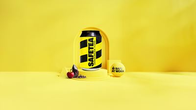 Le thé glacé SAFETEA de SAFE AT WORK avec cerise et chocolat sur fond jaune.