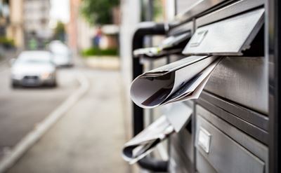 Une batterie de boîtes aux lettres avec des prospectus