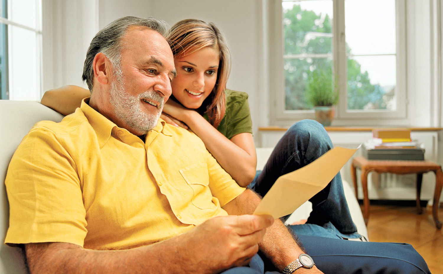 Un homme et une femme lisent une lettre